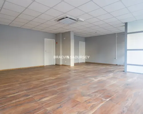 Lokal 135m2 front parter Kurdwanów