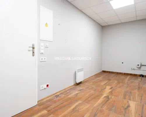 Lokal 135m2 front parter Kurdwanów