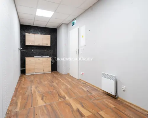Lokal 135m2 front parter Kurdwanów