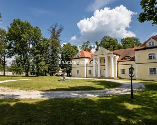 Historyczny Pałac w Radoszewnicy