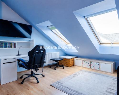 2-pok, 48 m² (ok. 60 m² po podłodze), balkon
