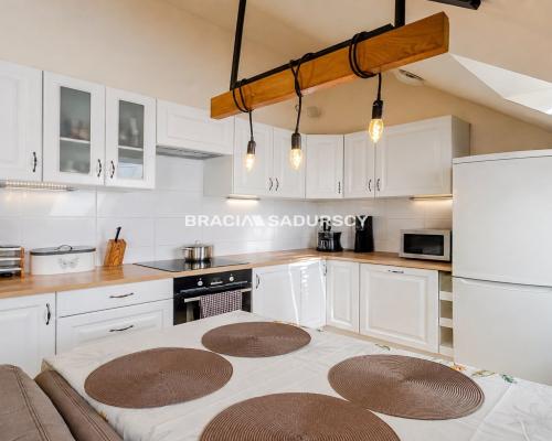 2-pok, 48 m² (ok. 60 m² po podłodze), balkon