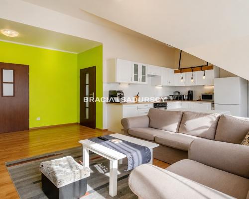 2-pok, 48 m² (ok. 60 m² po podłodze), balkon