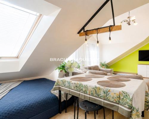 2-pok, 48 m² (ok. 60 m² po podłodze), balkon
