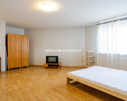 Kraków - Dębniki Ruczaj Zaborze, ul. Lubostroń        Kawalerka 34,75 m² parter teren zamknięty idealna pod inwestycję