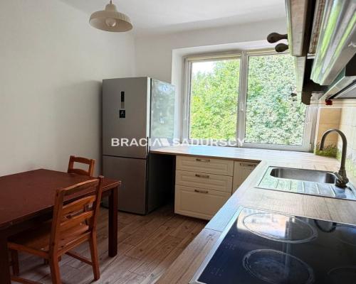 Trzypokojowe M z oddzielną kuchnią blisko centrum