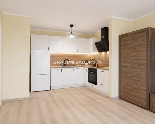 Ustawne 2 pokojowe mieszkanie w apartamentowcu.