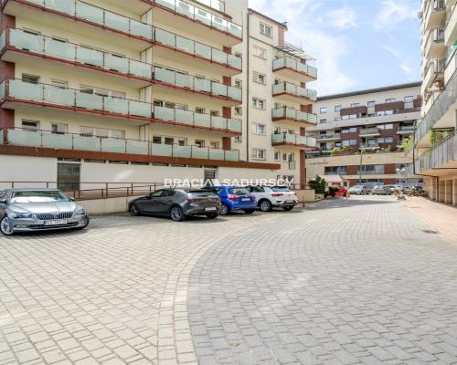 Ustawne 2 pokojowe mieszkanie w apartamentowcu.