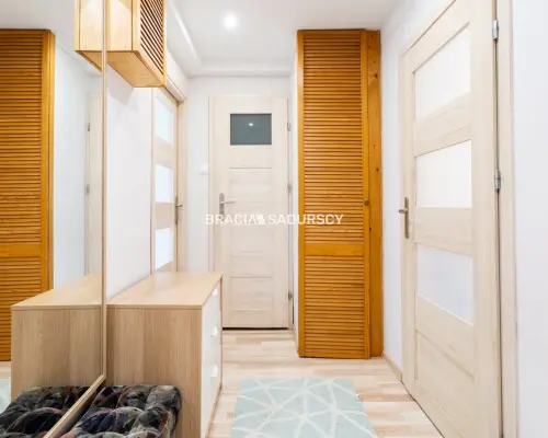 ul.Powstańców – 2 pokoje, osobna kuchnia, balkon