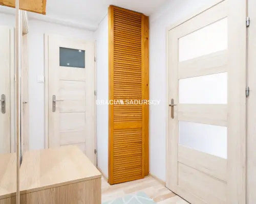 ul.Powstańców – 2 pokoje, osobna kuchnia, balkon