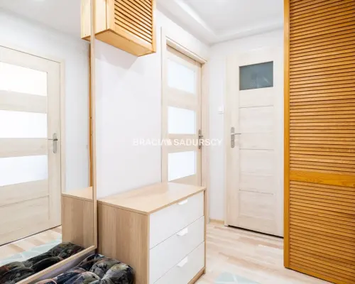 ul.Powstańców – 2 pokoje, osobna kuchnia, balkon