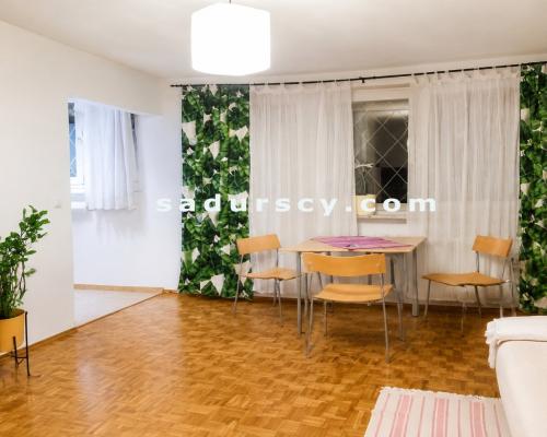 Ładna kawalerka 30m 2 , w parku na Powiślu. Zatopiona w zieleni, cicha, w  bezpośrednim sąsiedztwie Bulwarów Wiślanych, licznyc