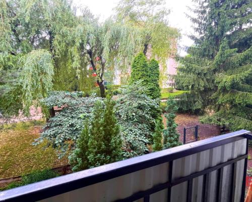 Kameralny blok wśród zieleni