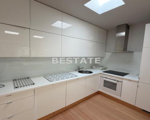 Przestronny umeblowany apartamentowiec dla pary