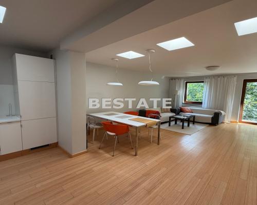Przestronny umeblowany apartamentowiec dla pary