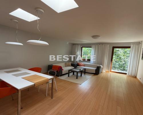 Przestronny umeblowany apartamentowiec dla pary