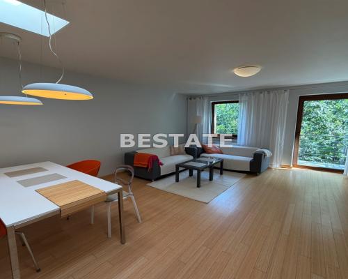 Przestronny umeblowany apartamentowiec dla pary