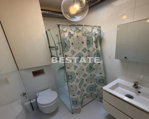 Przestronny umeblowany apartamentowiec dla pary
