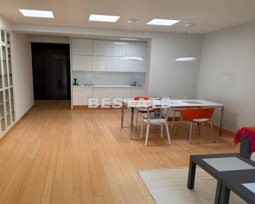 Przestronny umeblowany apartamentowiec dla pary