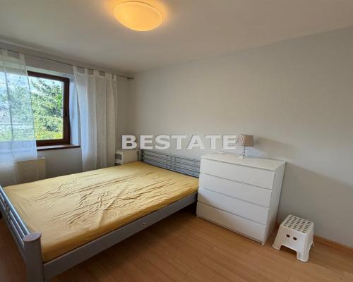 Przestronny umeblowany apartamentowiec dla pary