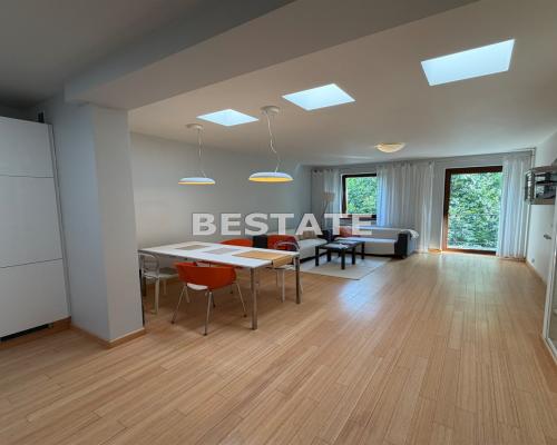 Przestronny umeblowany apartamentowiec dla pary
