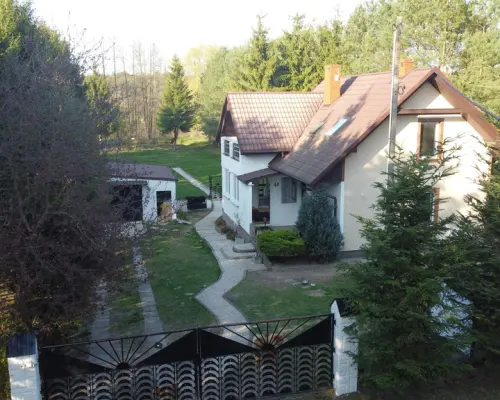 Dom, staw na działce dostęp do rzeki Barycz Stara.