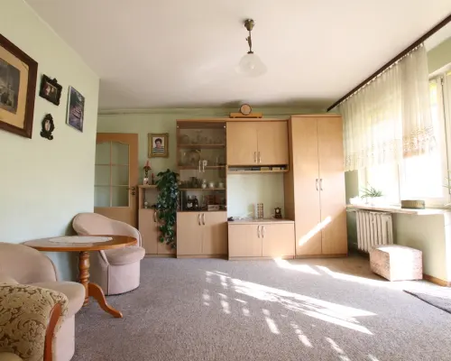 Mieszkanie, Nałęczów,ul. Partyzantów, 3 pokoje, 59m2,  Opis mieszkania: - piętro 3/3- powierzchnia mieszkania: 58,7 m2- salon 2