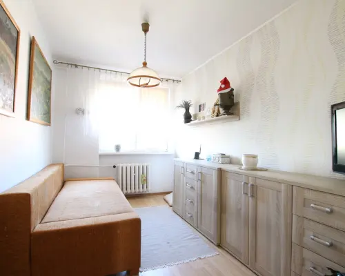 Mieszkanie, Nałęczów,ul. Partyzantów, 3 pokoje, 59m2,  Opis mieszkania: - piętro 3/3- powierzchnia mieszkania: 58,7 m2- salon 2