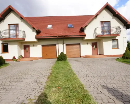 Dom z garażem i pięknym ogrodem – Piotrowice
