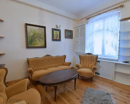 Klasyczna przedwojenna willa miejska z ogrodem