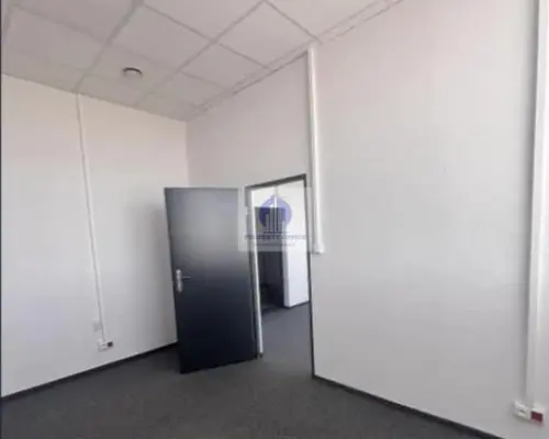 Włochy: lokal biurowy 30,80 m2 do wynajęcia