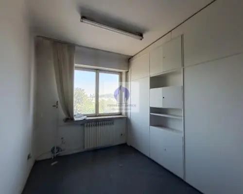 Włochy: lokal biurowy 28,20 m2 do wynajęcia