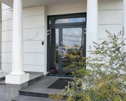 Włochy: lokal handlowo-usługowy 43 m2 do wynajęcia