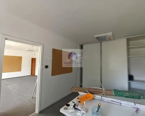 Włochy: lokal biurowy 37,60 m2 do wynajęcia