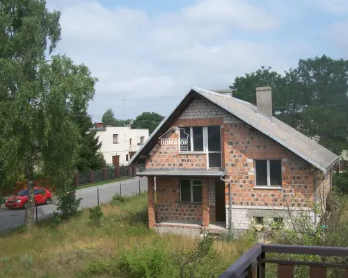 Do sprzedaży dom piętrowy w stanie surowym zamkniętym wybudowany w latach 80-tych usytuowany na działce o pow 857 m2. Działka o