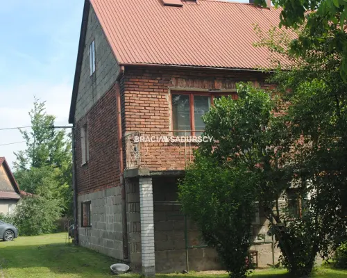 Budynek z lat 70-tych w Targowisku gm.Kłaj