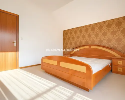 Dom na Woli Justowskiej, garaż na 2 samochody.
