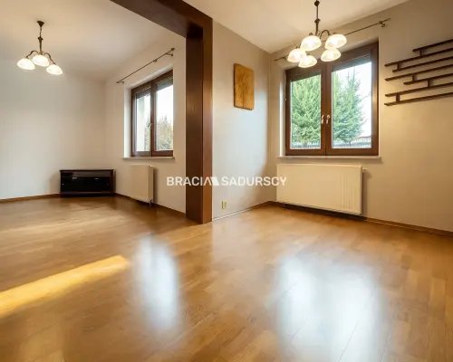 Dom na Woli Justowskiej, garaż na 2 samochody.