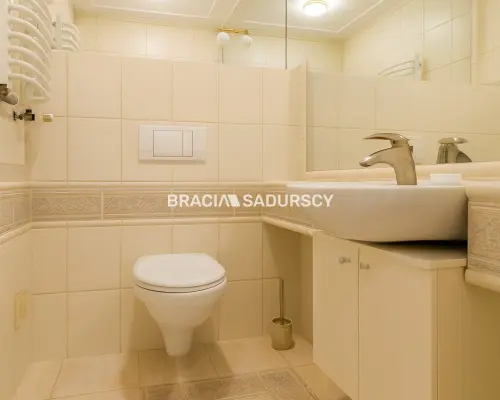 Dom na Woli Justowskiej, garaż na 2 samochody.