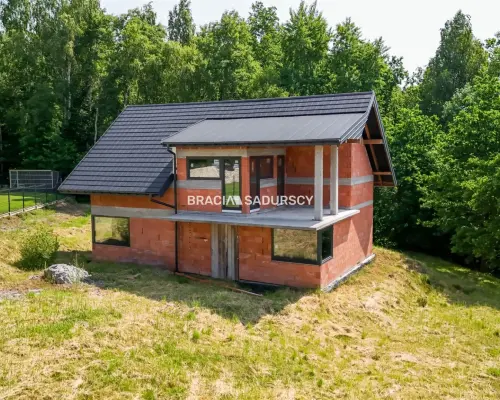 DOM POD LASEM NA WIDOKOWEJ DZIAŁCE
