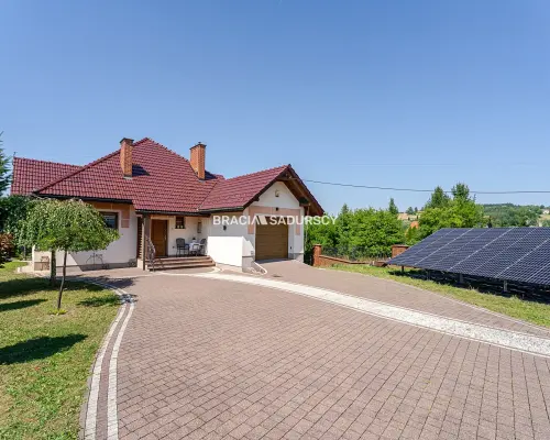Dom wolnostojący, garaż, fotowoltaika, 7 pokoi
