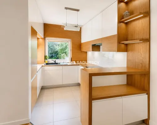 Dom w zabudowie szeregowej - 122,5 m², ogródek, taras i garaż  Na sprzedaż środkowy segment domu w zabudowie szeregowej
