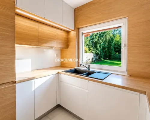 Dom w zabudowie szeregowej - 122,5 m², ogródek, taras i garaż  Na sprzedaż środkowy segment domu w zabudowie szeregowej