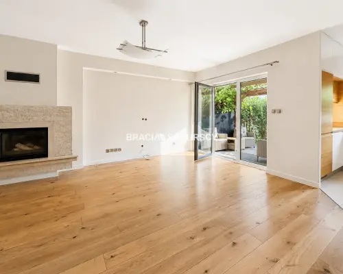 Dom w zabudowie szeregowej - 122,5 m², ogródek, taras i garaż  Na sprzedaż środkowy segment domu w zabudowie szeregowej