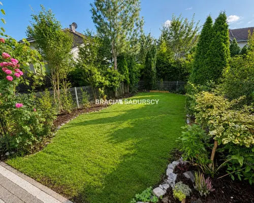 Dom w zabudowie szeregowej - 122,5 m², ogródek, taras i garaż  Na sprzedaż środkowy segment domu w zabudowie szeregowej