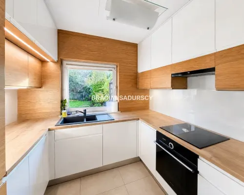 Dom w zabudowie szeregowej - 122,5 m², ogródek, taras i garaż  Na sprzedaż środkowy segment domu w zabudowie szeregowej