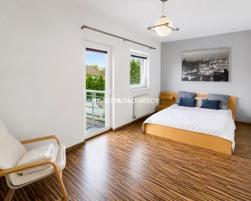 Dom w zabudowie szeregowej - 122,5 m², ogródek, taras i garaż  Na sprzedaż środkowy segment domu w zabudowie szeregowej