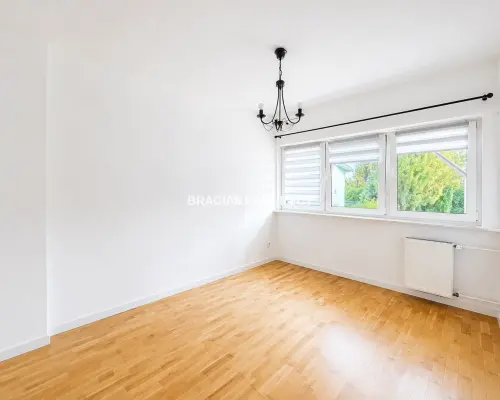 Dom w zabudowie szeregowej - 122,5 m², ogródek, taras i garaż  Na sprzedaż środkowy segment domu w zabudowie szeregowej