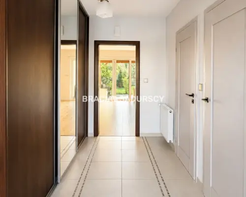 Dom w zabudowie szeregowej - 122,5 m², ogródek, taras i garaż  Na sprzedaż środkowy segment domu w zabudowie szeregowej