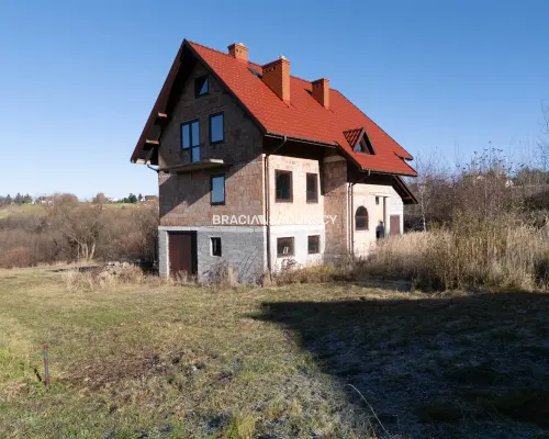 Dom  do własnej aranżacji na dużej działce.